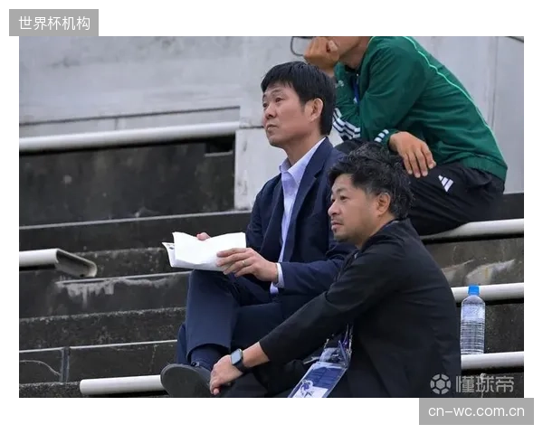 日本队后场传导面临严峻考验，荷兰队的高位压迫或迫使森保一采用长传战术绕开中场。